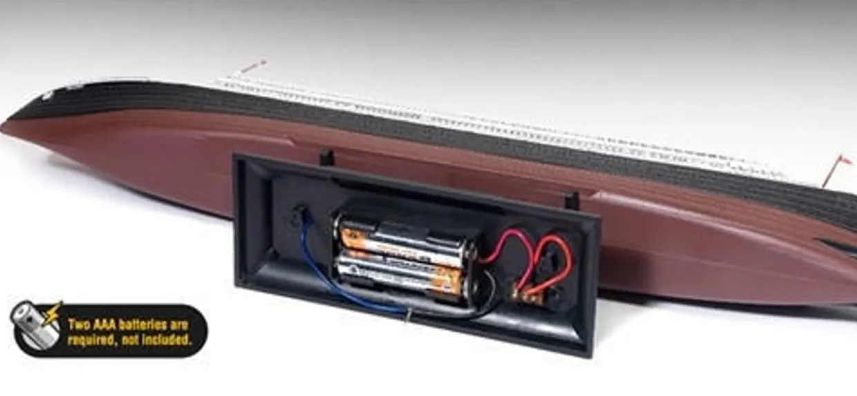 Academy 1/700 RMS Titanic with LED Lighting Set