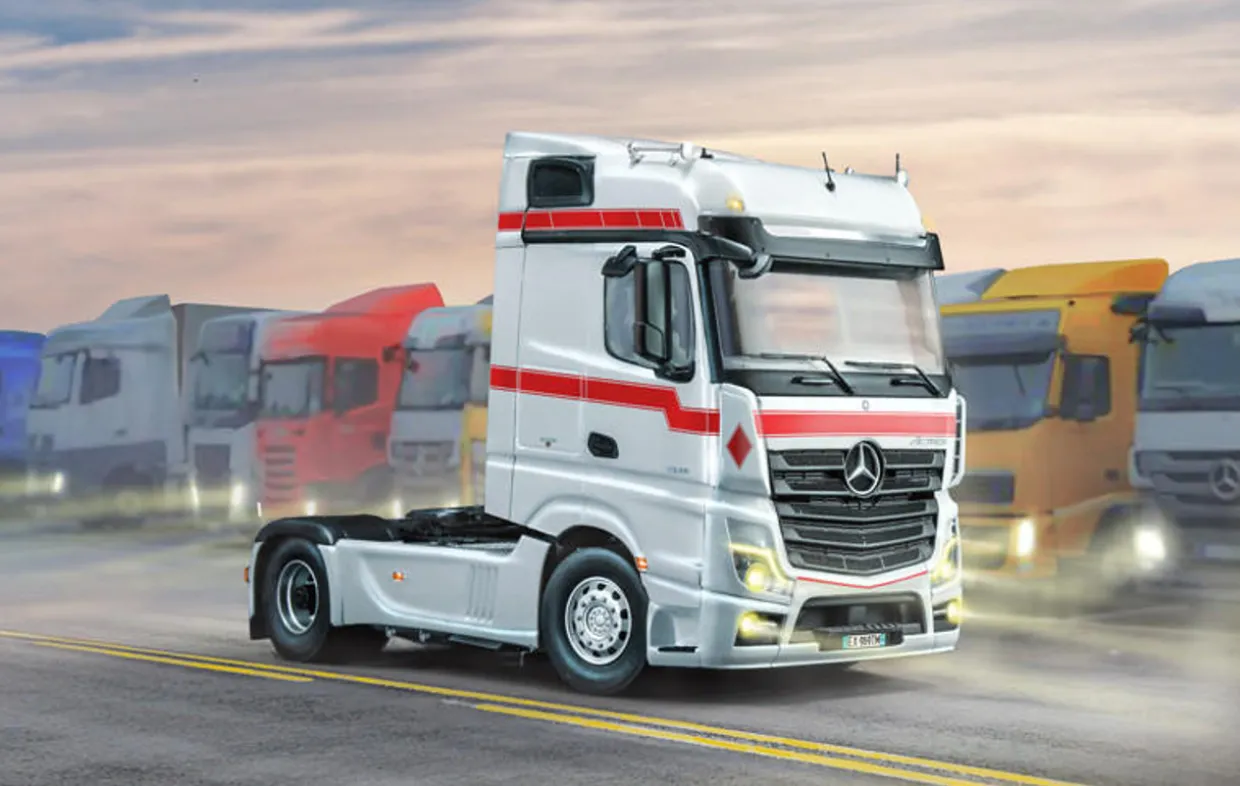 Italeri 1/24 Mercedes-Benz MP4