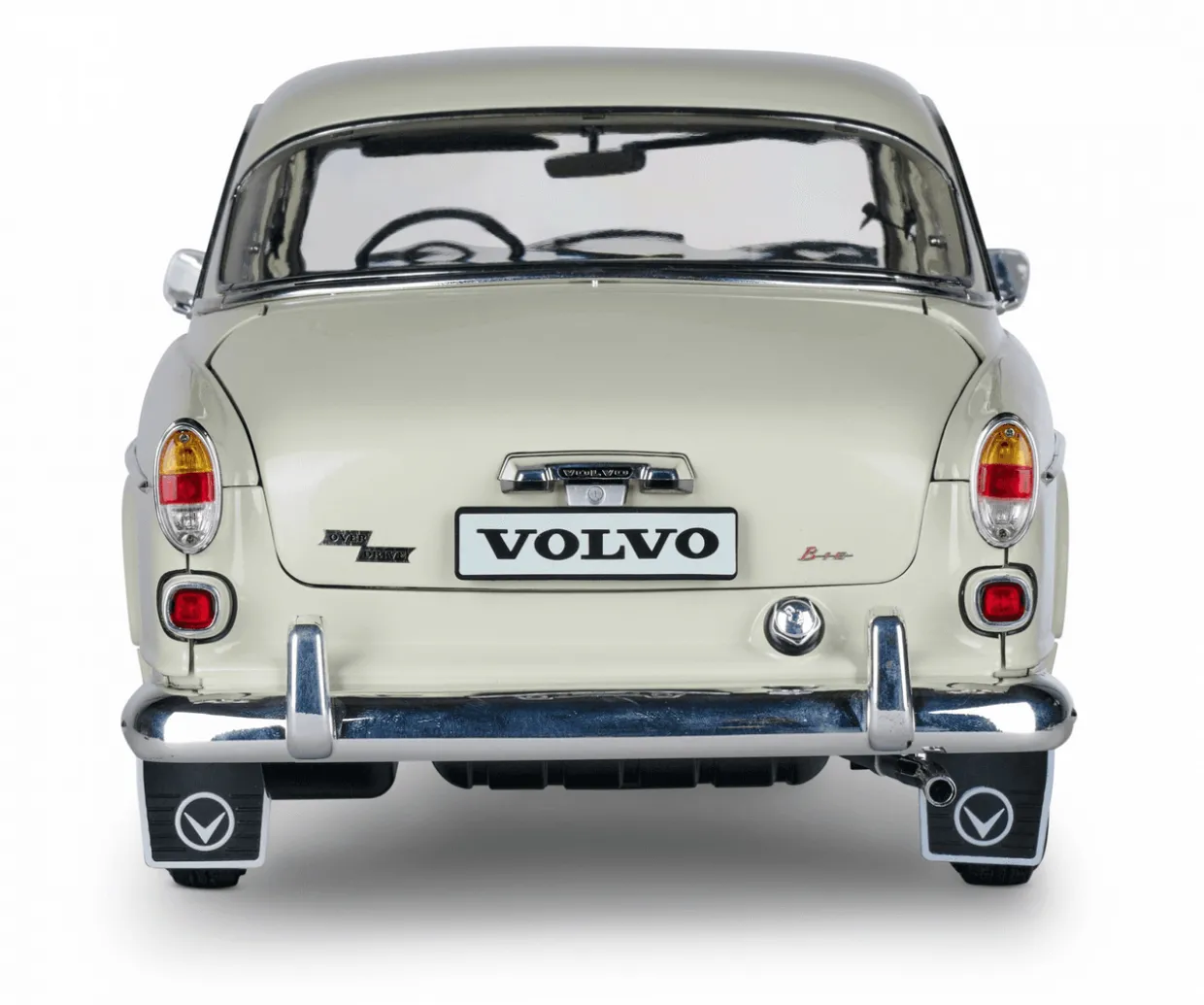 IXO 1/8 Volvo S122 Amazon