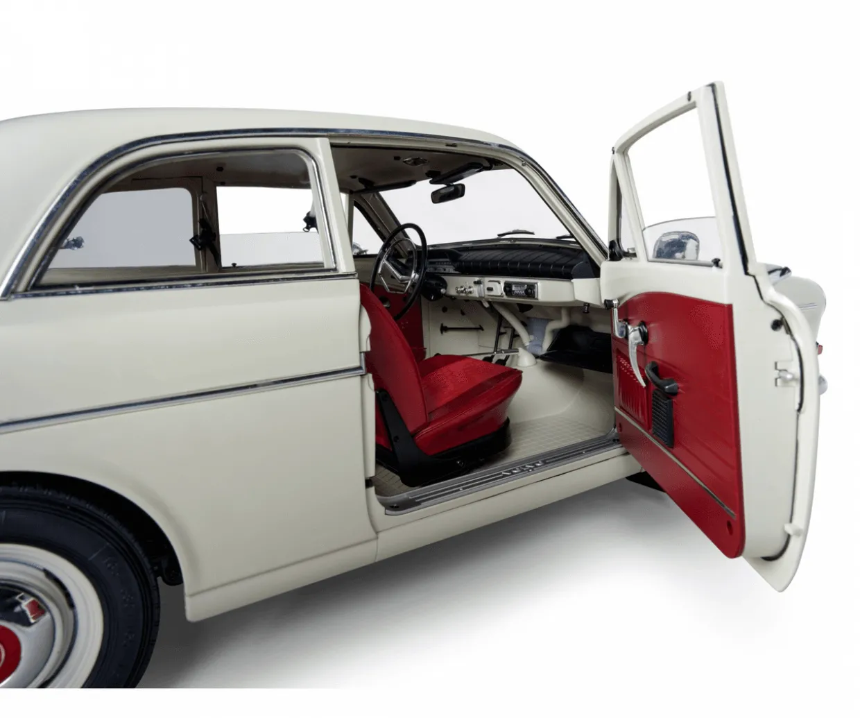 IXO 1/8 Volvo S122 Amazon