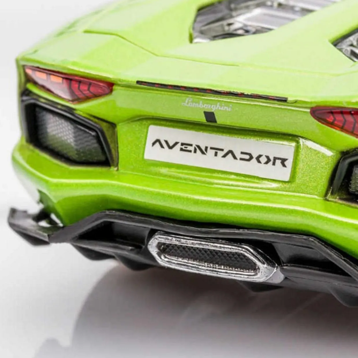 Maisto 1/24 Lamborghini Aventador LP700-4 Roadster Kit