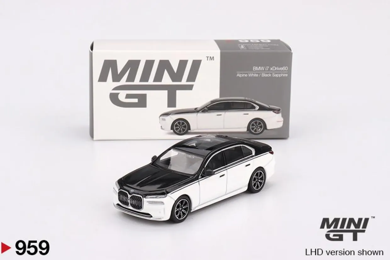 Mini GT 1/64 BMW i7 xDrive60 Alpine White / Black Sapphire