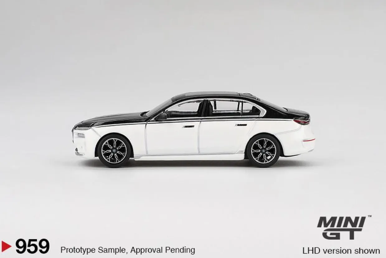 Mini GT 1/64 BMW i7 xDrive60 Alpine White / Black Sapphire