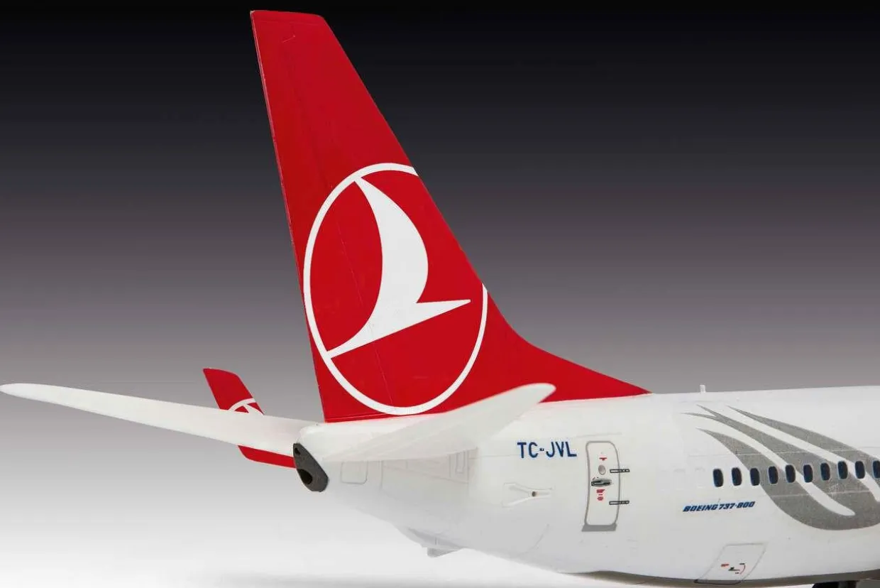 Revell 1/144 Boeing 737-800 Turkish Airlines