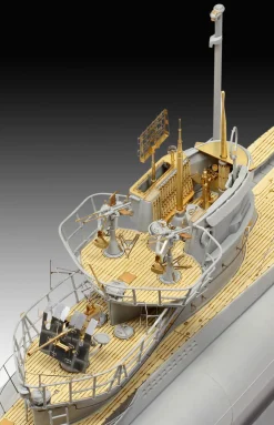 Revell 1/72 German Submarine Type VII C/41 Platinum Edition