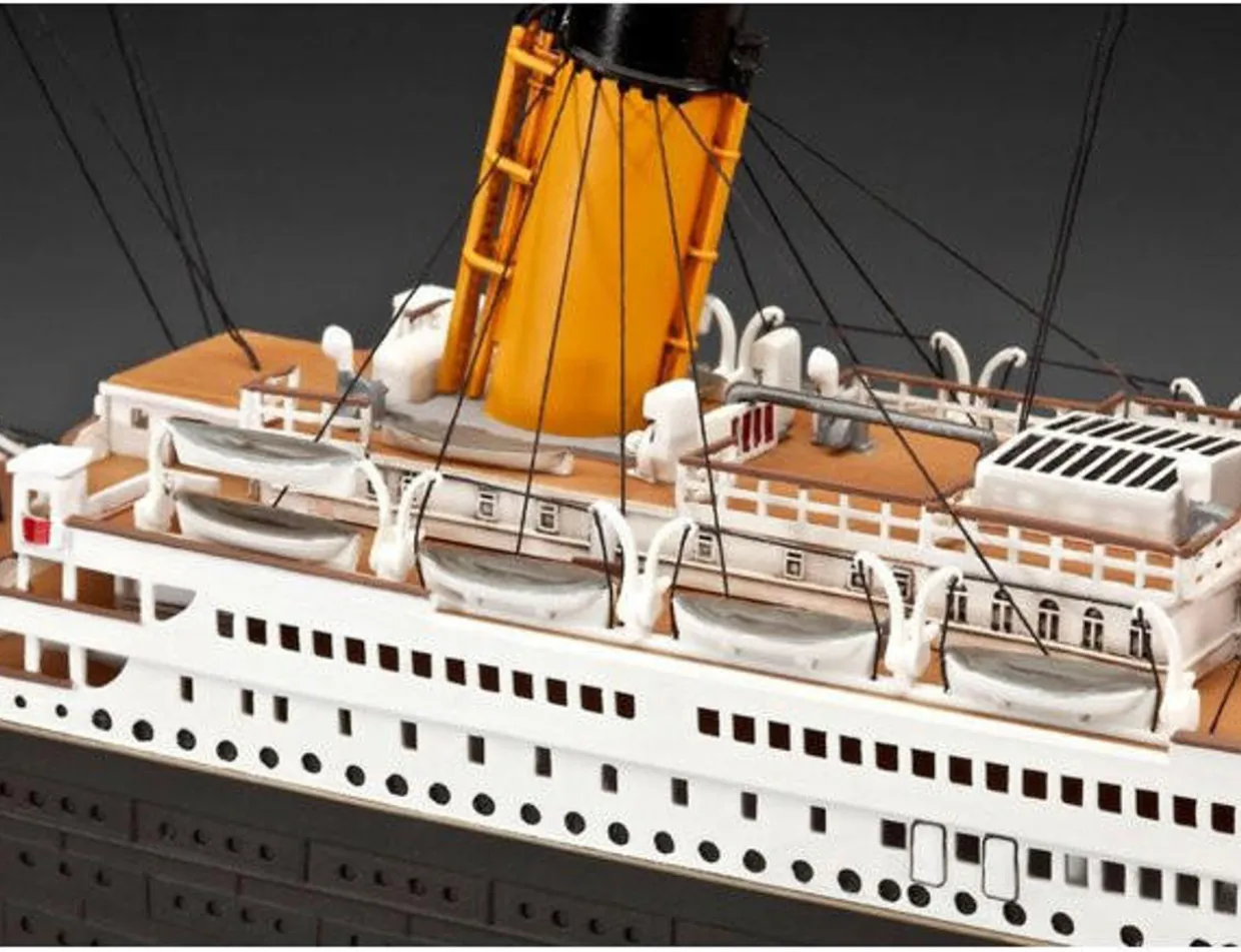 Revell 1/400 RMS Titanic 100 Year Anniversary Gift Set