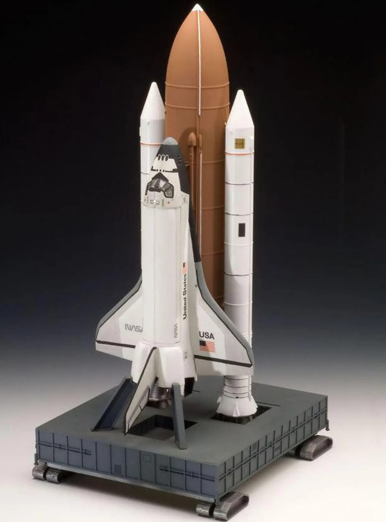 Revell 1/144 Space Shuttle Discovery with Rockets